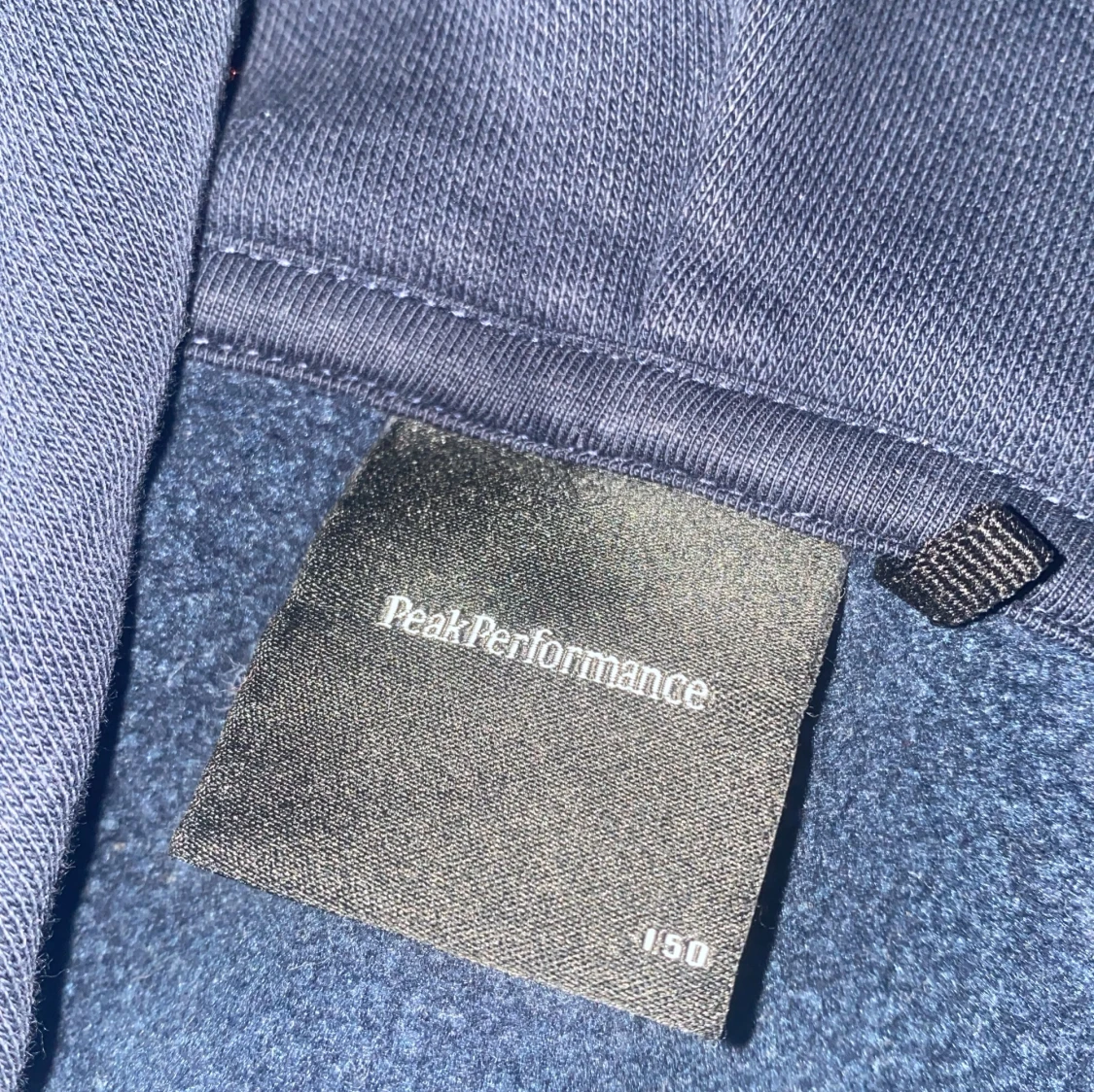 Mörkblå hoodie från Peak Performance - 2