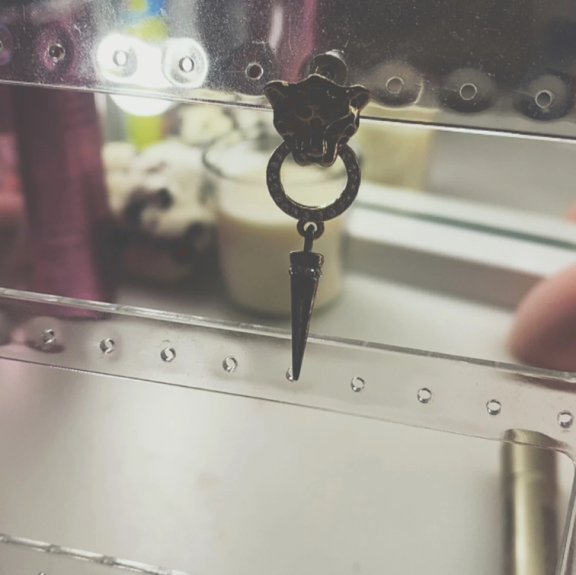 Guldörhängen med leoparddesign (BARA EN) - 2