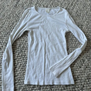 Vit tröja - Vit tajt tröja i ribbat material från H&M i bra skick🥰
