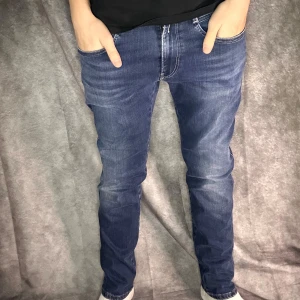 Replay anbass slim fit jeans - Mycket fint skick | Size 33/32 men passar 32/32 | modell 180 63 kg | Följare får 50 kr rabbat | fraktar spårbart inom 24 timmar med PostNord eller instabox |
