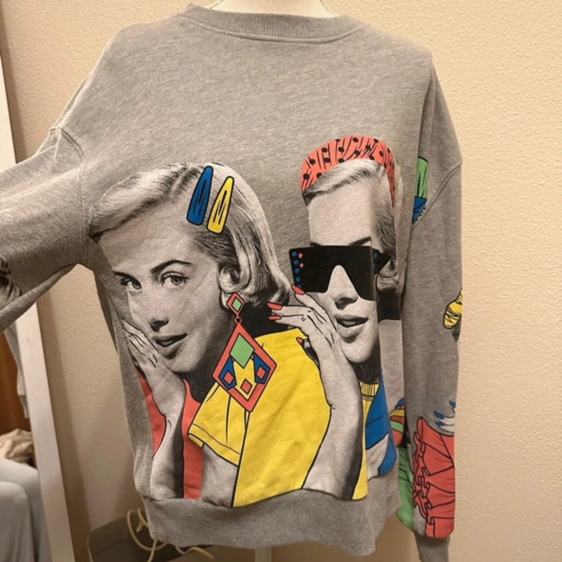Grå sweatshirt med färgglatt tryck - 1