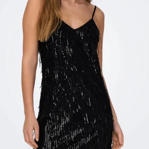 Svart glittrig klänning - Använd endast en gång 💞 superfin till teman eller till en vanlig festklänning💞