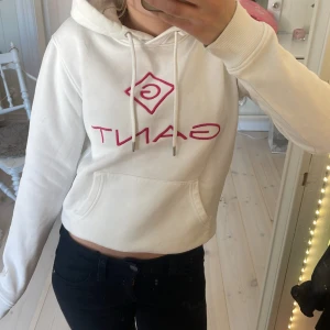 Vit hoodie från Gant - Säljer en vit hoodie från Gant med rosa logga framtill. Den har en känguruficka och justerbar huva. 💓