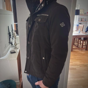 J lindeberg jacka field jacket vår jacka - 🏝️Oerhört snygg J Lindeberg jackan som är perfekt inför vintern, våren🏝️ 🍹Modellen är Bailey 56 structured poly, vilket är helt slutsåld🍹| Nypris: 4400kr |