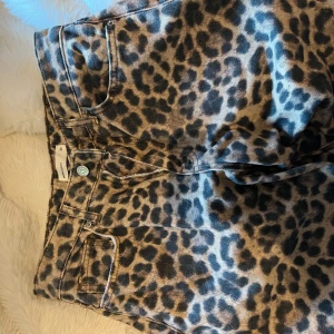 Leopardmönstrade jeans gina tricot - Snygga leopardmönstrade jeans med mid midja och raka ben för en avslappnad look. Inte använda då dom inte passade mig tyvärr. Perfekta för att ge din outfit en cool touch. De har en klassisk femficksdesign och är tillverkade i ett slitstarkt material.