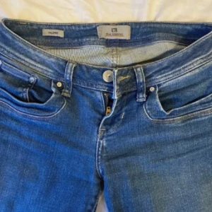 Blå jeans från LTB - Snygga blå jeans från LTB med klassisk femficksdesign och knappgylf. Perfekta för en avslappnad stil. De har en lätt tvättad look som ger en trendig touch.