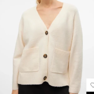 söt kofta från veromoda - jättefin kofta från veromoda som inte kommer till användning längre! säljer för 350 men vid snabb affär går priset att diskutera!! endast använd några gånger men blivit lite nopprig pga att jag har tvättat den några gånger!!