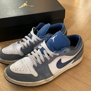 Nike Air Jordan 1 low - Riktigt snygga blåa jordans inför våren💯 Ett fåtal slitningar förekommer! Skriv för mer info!