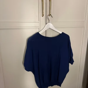 Mörkblå trekvartströja - Nästintill oanvänd. 