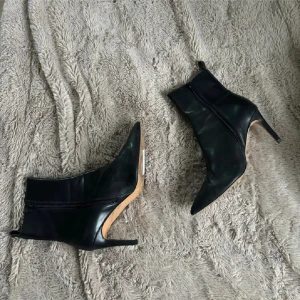 Svarta boots / klackar  - Säljer dessa svarta klackskor / boots med smal klack i storlek 39. Köpt second hand men de är ifrån NA-KD från början! Säljer då de är lite för små för mig! Jättefint skick och  väldigt sköna att gå i 💞