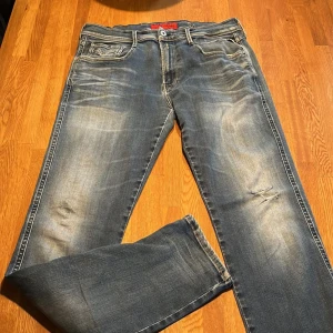 Replay anbass - Feta replay anbass med skön slitning. 9/10 skick utan defekter, W34 L32 men passar även W32 eftersom de sitter rätt tajt i midjan. Nypris 1700+ men säljs nu endast för 699. Hör av er i pm vid fler frågor kan även kolla in dom på vårt main konto @VeloceFashion. Jag väger 73KG och är 180cm lång