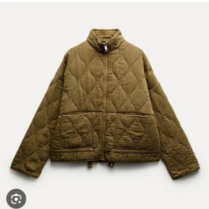 Olivgrön quiltad jacka - Säljer en olivgrön quiltad jacka från Zara. Jättefin färg som inte längre säljs. Den är i bra skick och passar perfekt till våren!!