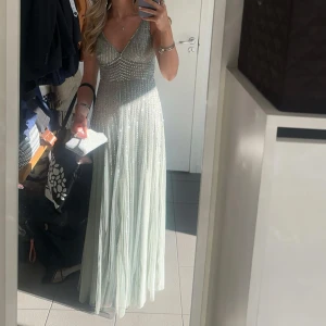 Balklänning - Säljer min balklänning som jag hade förra året på min bal. Jättefin och i nyskick