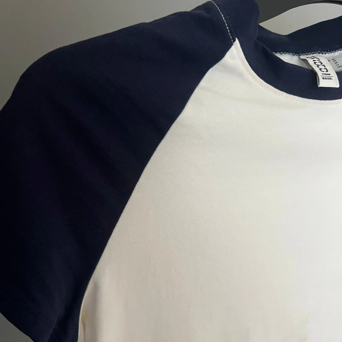 Vit och svart croppad t-shirt från H&M - 3