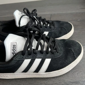Svarta Adidas-skor - Snygga svarta Adidas-skor. Storlek 39 1/3. Lite slitna baktill, se sista bilden🖤
