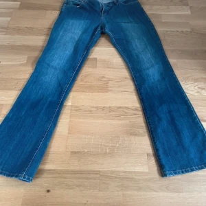 Blå jeans från Bluenotes - Lågmidjade flared jeans. Storlek 30/34. Mått: Innerbensmått 83 Midjemått 38