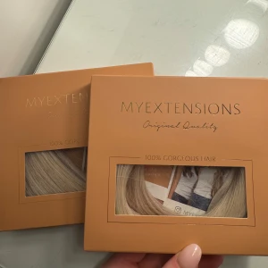 Tape extensions - Intressekoll på dehär löshåret, ”light ash blonde 60B” från myextensions. Använd i tre dagar så därav nyskick ända som behövs är ny tejp. Håret är 50 cm och jag har två paket så 100 gram men jag har klippt det lite kortare. kan tänka mig att sänka priset vid snabb affär. Original boxar följer med💞
