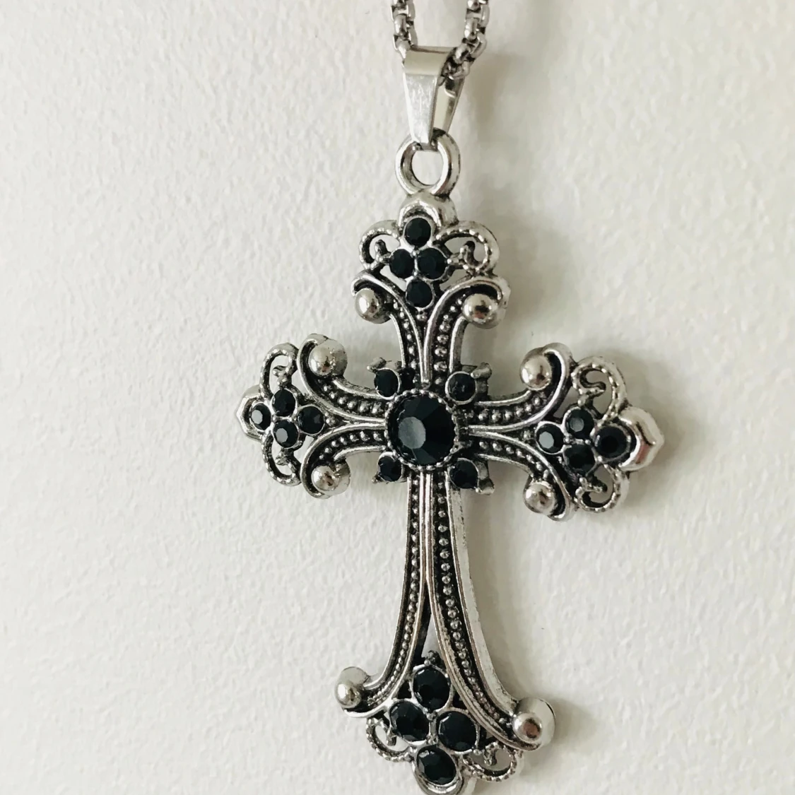 Silverfärgat korshalsband med svarta stenar - 3
