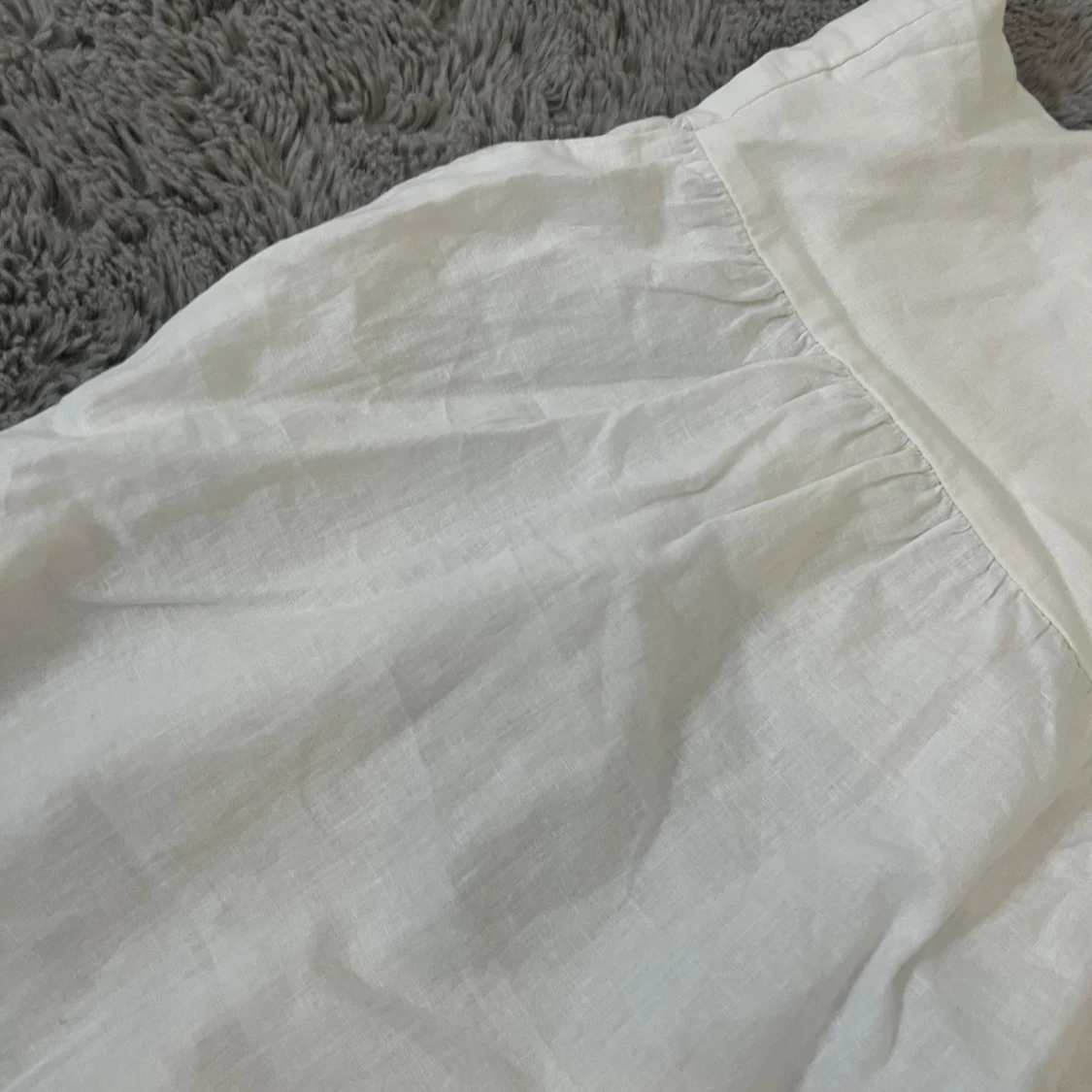 Vit ärmlös klänning med volang - 1