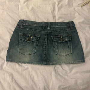 Mini jeanskjol - Supersöt mini jeanskjol!🩷Köpt secondhand! Midjemått: 41 längd: 30🙏🏻