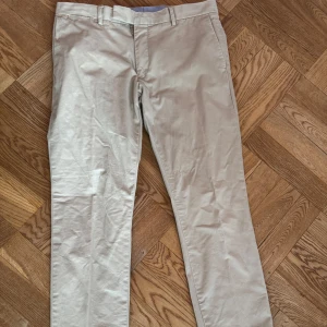 Ralph Lauren chinos  - Riktigt feta chinos, tyvärr sitter de lite dåligt på modellen. Hann endast använda dem en gång innan de blev för små så därav utmärkt skick. Köpa på NK för typ ett år sedan. Storlek 32/34 slimfit stretch. De är riktigt riktigt sköna att ha på sig och perfekta till sommaren.