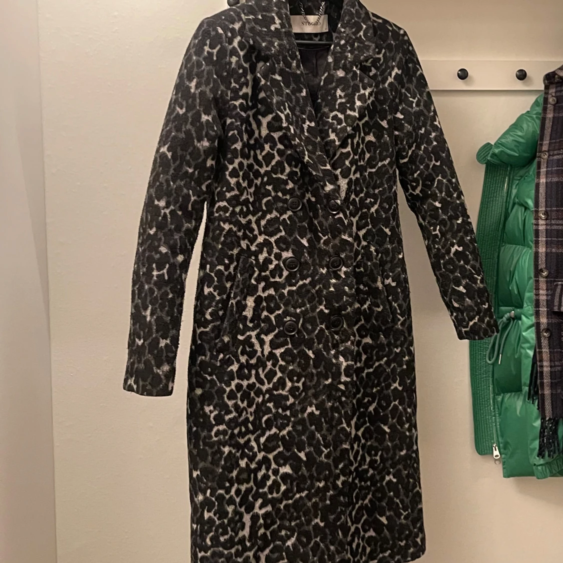 Leopardmönstrad kappa från Studio