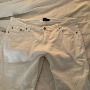 Vita byxor - Storlek 46 men passar 42.                                   Mått: midja-45, innerbenslängd-76,  total längd-103. 