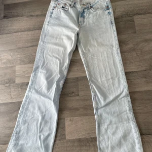 Ljusblå jeans från Perfect Jeans - Säljer ett par bootcut jeans ifrån Gina Tricot i storlek 32 (XXS), skulle mer säga att det är som en 34-36 (XS-S) I toppen bra skick