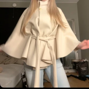 Missäy poncho💖 - Säljer min helt nya Missäy poncho! Endast testad och har prislapp kvar. Säljer iome att jag ej tyckte den passade på mej. Storlek one size. Köpt för 538 med frakt men säljer lite billigare.  Perfekt för höst och vår. 💖💖