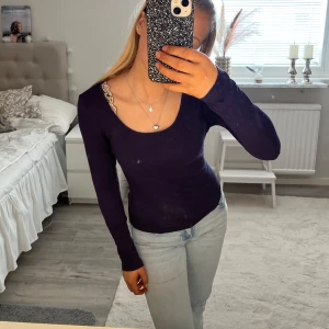Mörkblå långärmad tröja - Säljer en stilren mörklila långärmad topp med rund halsringning. Perfekt för en enkel och elegant look. Passar bra till jeans eller kjol. Finns ingen lapp i tröjan, men skulle säga att den är i storlek xs. 💞💞