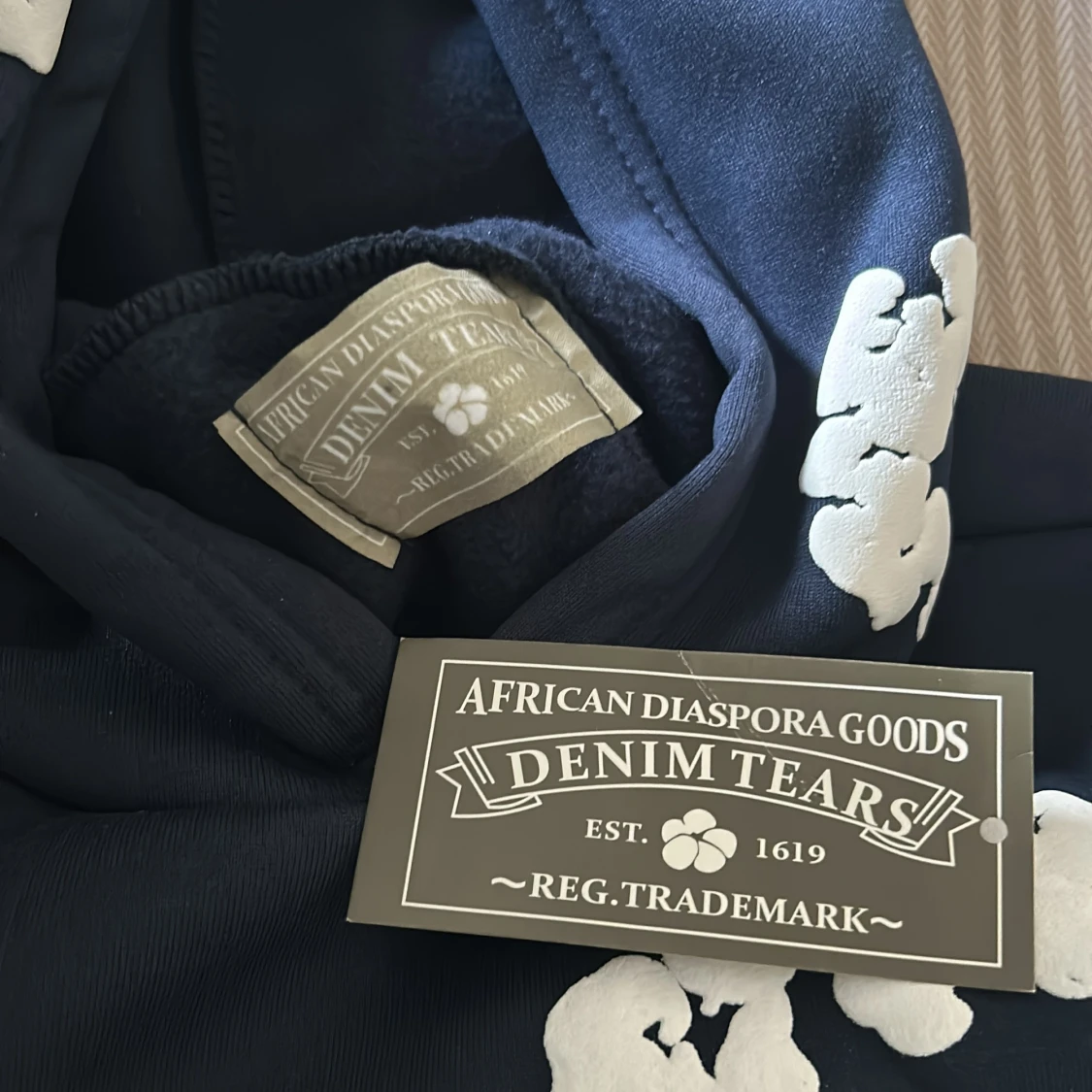 Mörkblå hoodie från Denim Tears - 2