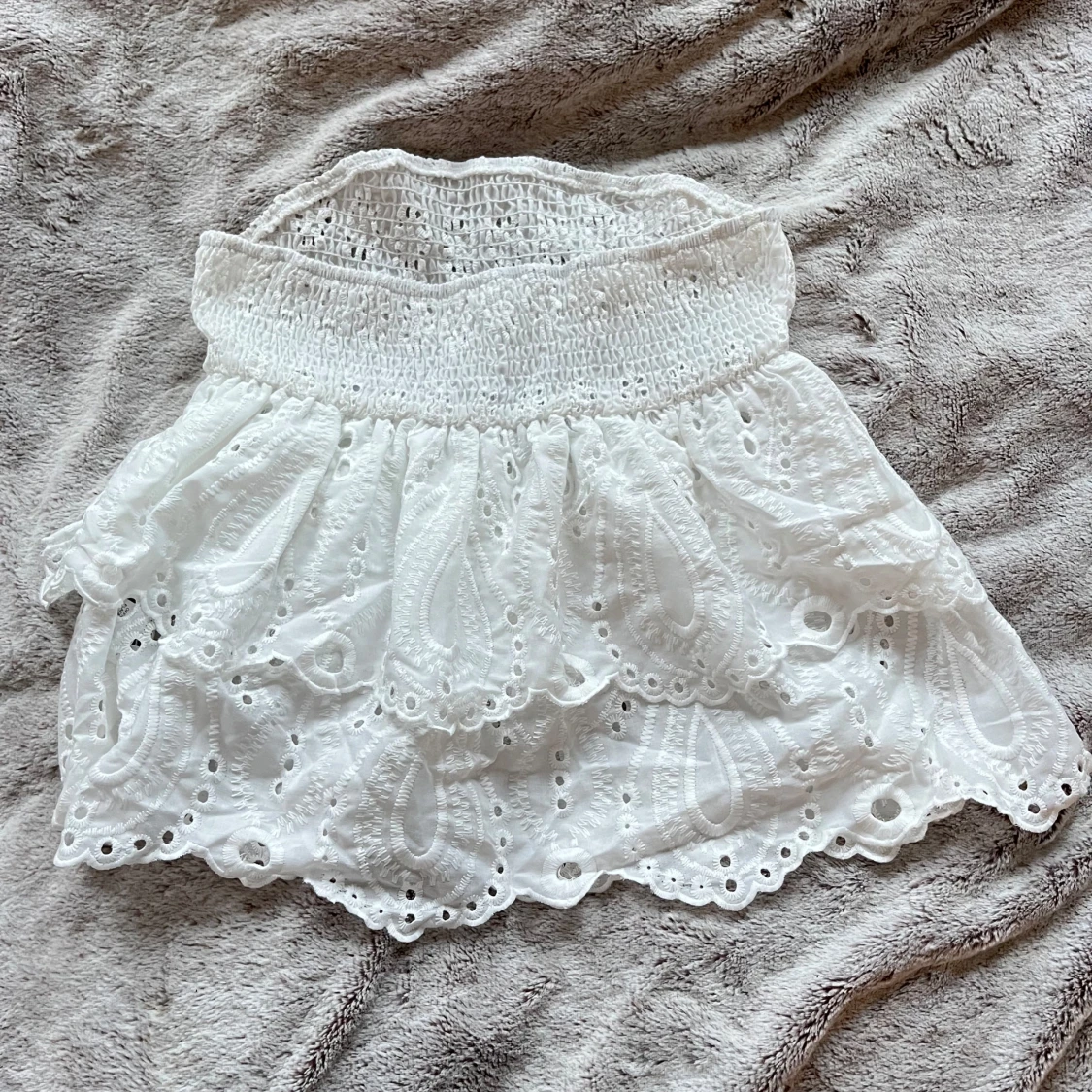 Vit axelbandslös topp med spetsdetaljer - 2