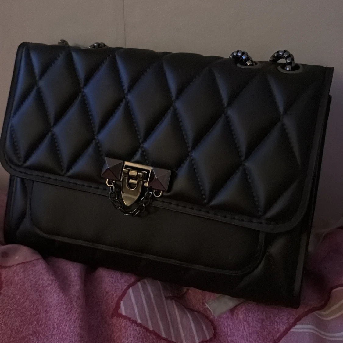 Svart quiltad axelväska - 1