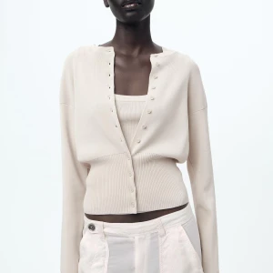 ZARA Beige kofta med knappar - Kofta från Zara Säljer en stilren beige kofta med knappar framtill. Koftan har långa ärmar och en ribbad nederkant som ger en snygg passform. Perfekt för en chic och avslappnad look. ( knapp saknas) inget som syns. 