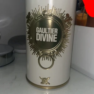 Jean Paul Gaultier Divine Parfym - 50ml parfym. Fick i julklapp så jag vet inte riktigt vad ordinarie priset va, säljer eftersom jag inte föredrar vanilj. Andvänt få tal gånger. den var fylld lite över axlarna men nu liger lite under de. Skriv gärna till mig om ni har några frågor. (ni betalar för frakt) Priset kan diskuteras vid snabb affär.