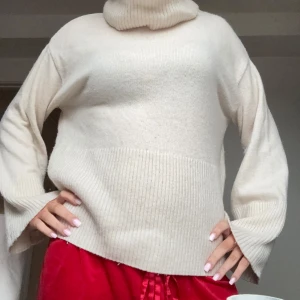 Vit stickad tröja - Mysig beige stickad tröja med ribbade detaljer. Perfekt för kyliga dagar med sin avslappnade passform och långa ärmar. 🥰🥰🥰🥰