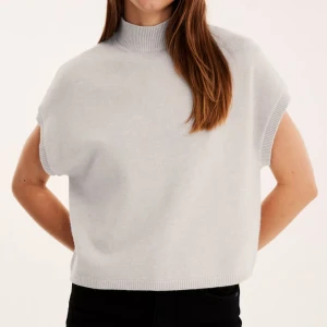 Beige stickad ärmlös topp - Säljer en stilren beige stickad topp med hög krage från kapphal 🤩 Liknande den från soft goat!