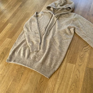 Merinoull Hoodie - En riktigt snygg Merinoull Hoodie i en skitsnygg beige färg!🌟 Storlek M. Bara testad, aldrig använd! Hör av dig vid intresse eller minsta fundering!😊