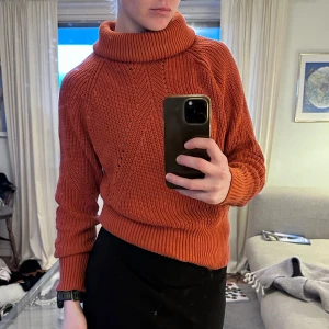 Orange stickad polotröja från Crocker - Säljer en snygg orange stickad polotröja från Crocker. Tröjan har en hög polokrage och långa ärmar. Kommer tyvärr inte till använding längre!