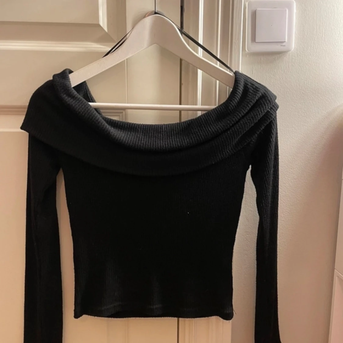 Svart ribbad offshoulder topp - 1