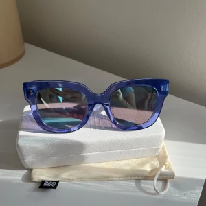 Blå solglasögon från CHIMI - Snygga blå solglasögon från CHIMI, modell 008, färg Açai. Kommer med ett  fodral 