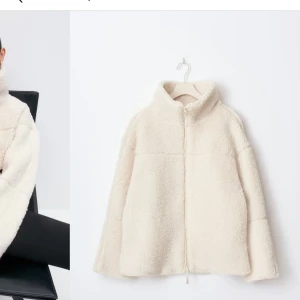  Vit teddyjacka  - Säljer den populära slutsålda teddyjackan från Gina tricot. Stl S. Aldrig använd,Prislappen finns kvar. Skriv privat för fler bilder eller om ni har några frågor.💗💞