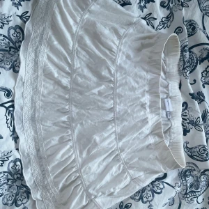 Jättefin sommrig kjol - Gullig vit kjol från mywear köpt med många broderi detaljer köpt utomlands. Har storlek 146/152, men skulle säga att den är i storlek S då den är väldigt stretchig 💕