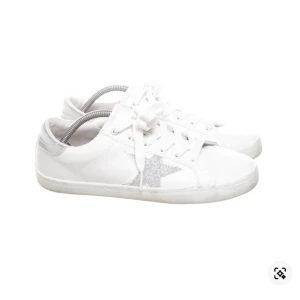 Vita sneakers med silverdetaljer - Snygga vita sneakers med en glittrig silverstjärna på sidan och silverdetaljer vid hälen. Perfekt till sommaren 💗