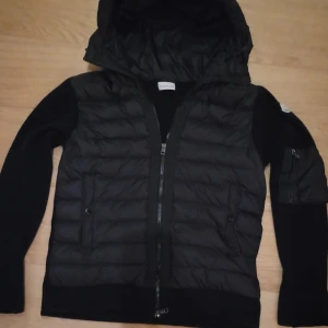 Svart moncler cardigan - Nästan ny och inga skador. Priset kan diskuteras. INGA BYTEN. Skriv för fler bilder.