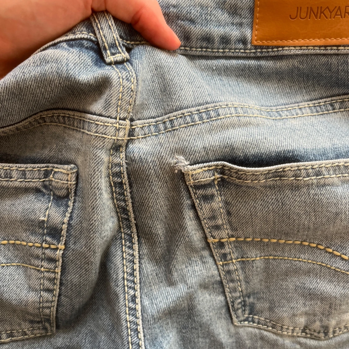 Blå jeans från Junkyard - 1