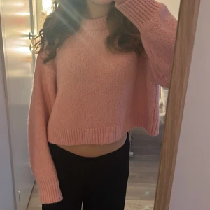 Rosa stickad tröja - Söt tröja från hm, inte användt mycket. Är storlek XL men den passar bra för mig som bär xs💕💕skriv för mer info