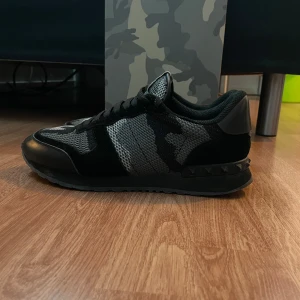 Valentino rockrunners - Säljer nu mina rockrunners då dom inte kommer till användning längre. Bra skick skriv vid frågor elr funderingar