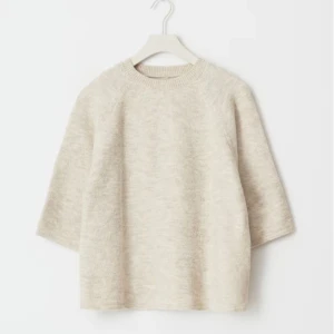 Trekvartsärmad stickad tröja  - Superfin stickad tröja i trekvartsärm från Ginatricot i superfint skick! Storlek S knappt använd, skriv för egna bilder på tröjan❣️