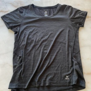 Grå tränings-t-shirt från SOC - Säljer en grå tränings-t-shirt från SOC med korta ärmar och rund hals. Tillverkad i ett tekniskt material💗💗💗